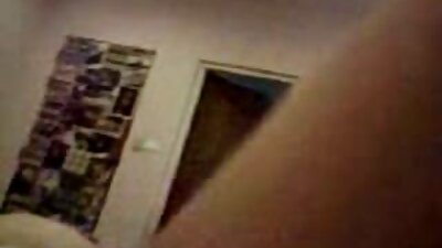 Пишна блондинка має її задні двері проникли з великим російські порнофільми уколом