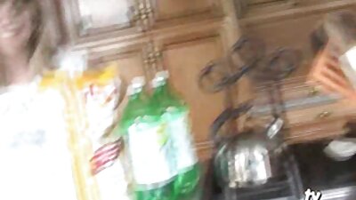 Дівчина з повнометражні порно фільми маленькими сиськами в синіх туфлях замішана в сексі з агентом