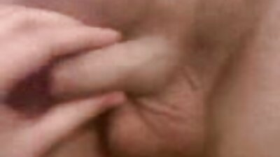 Підтягнуту милфу з великими супер порно фільми штучними цицьками чоловік пальчить